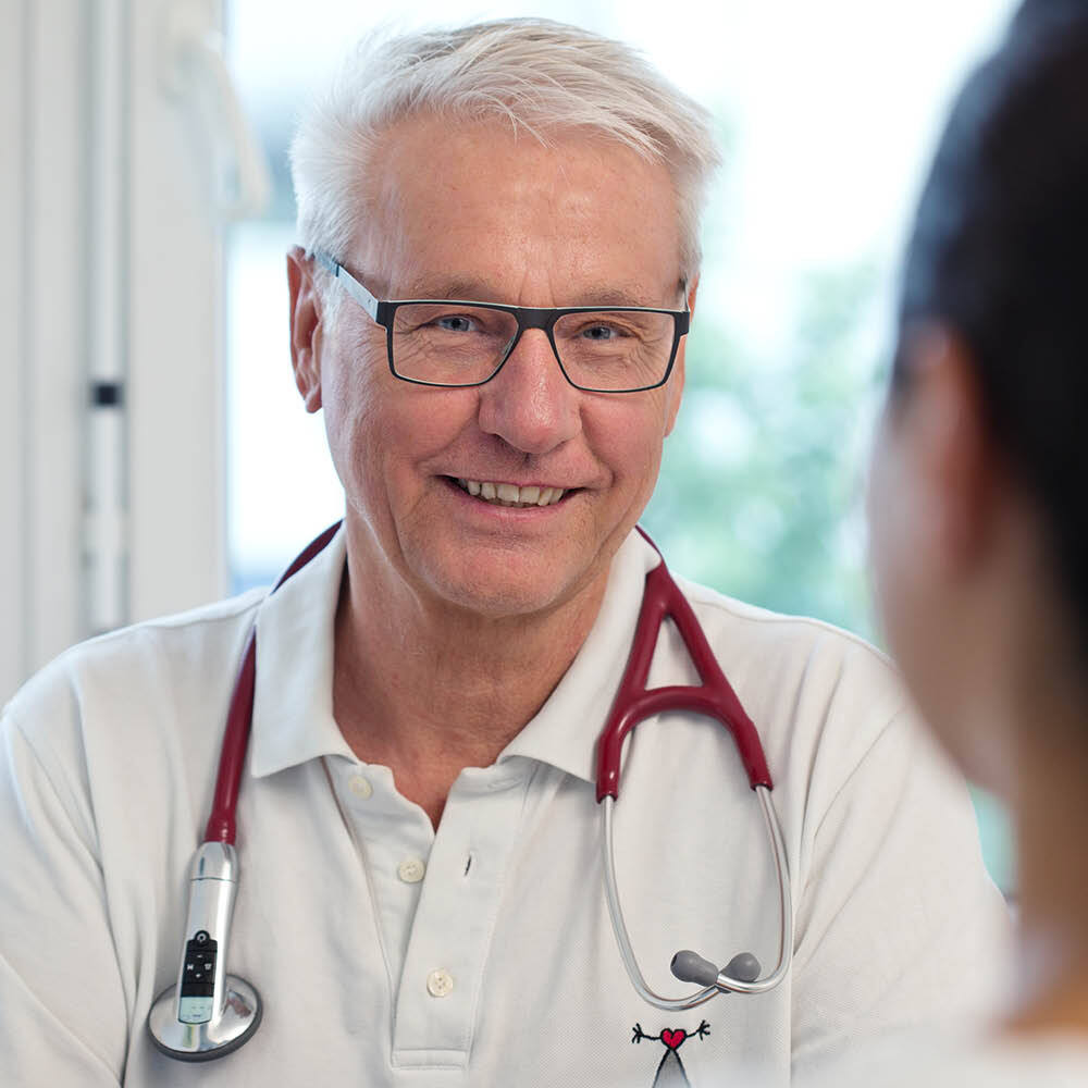 Dr. med. Klaus-Peter Herzberg im Patientengespräch
