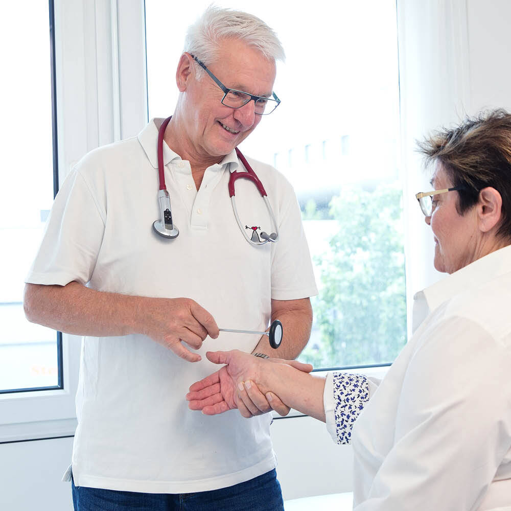 Dr. med. Klaus-Peter Herzberg im Beratungsgespräch